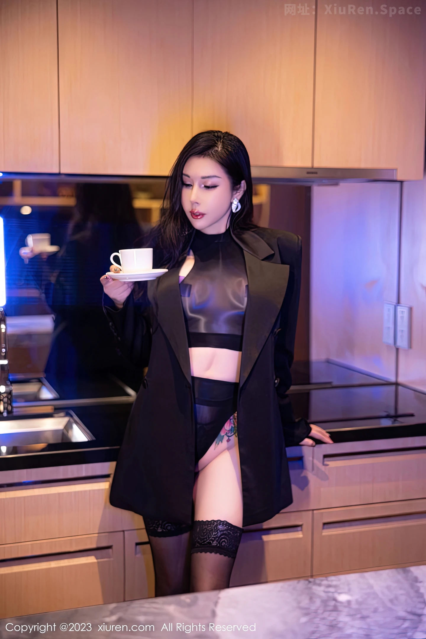 图片[2]-[XiuRen秀人网]2023.01.12 VOL.6122 李雅柔182CM 灰色透视衬衫与黑色短裙加黑丝美腿性感私房写真集-秀人网官方网站